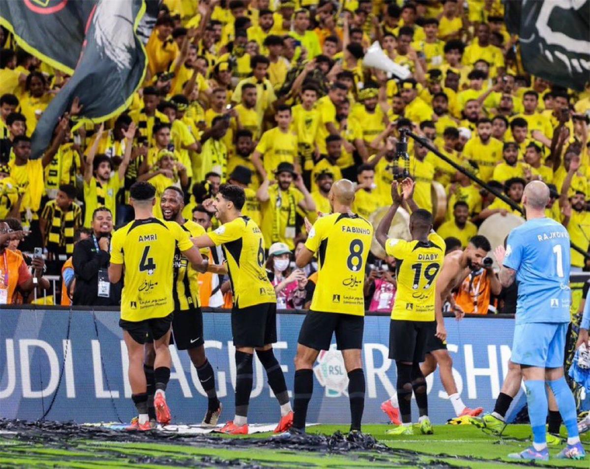 مستغلًا سقوط الهلال.. الاتحاد يفوز بثنائية على الفتح ويتصدر الدوري السعودي