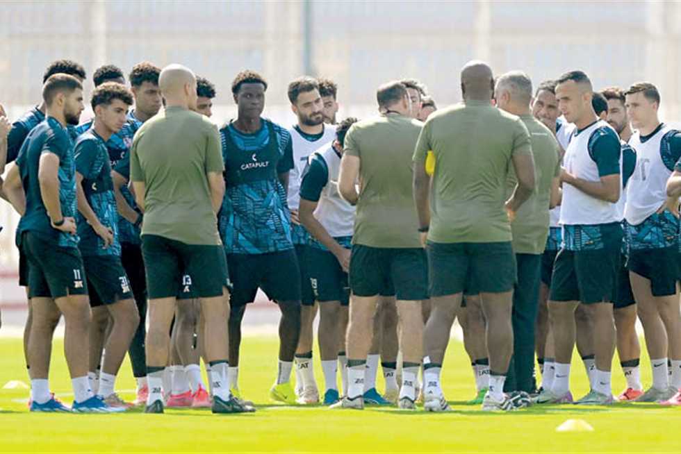 جوميز يحاضر اللاعبين استعدادًا لمواجهة إنيمبا النيجيري في الكونفدرالية