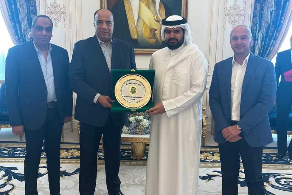 السوبر المصري البحريني.. نائب رئيس اللجنة الأولمبية يكرم بعثة الاتحاد السكندري (صور)