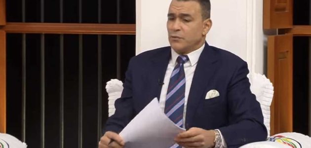 «هتوحشيني وهينقصني دعاك».. عصام الحضري ناعيا أمه
