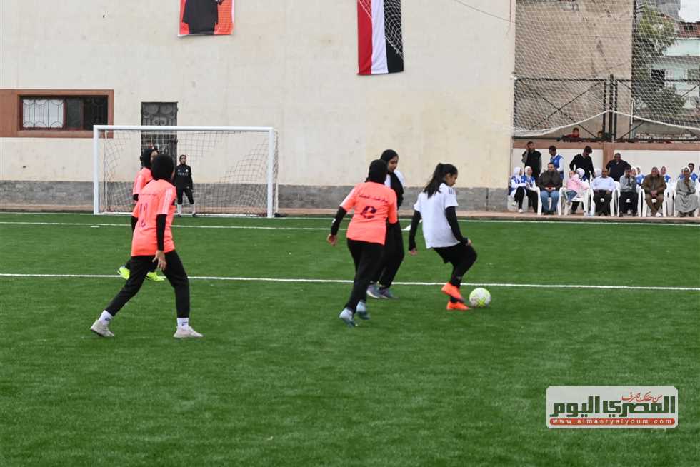 السفير الهولندي ومحافظ البحيرة يشهدان مباراة كرة قدم نسائية في أبوحمص (صور)