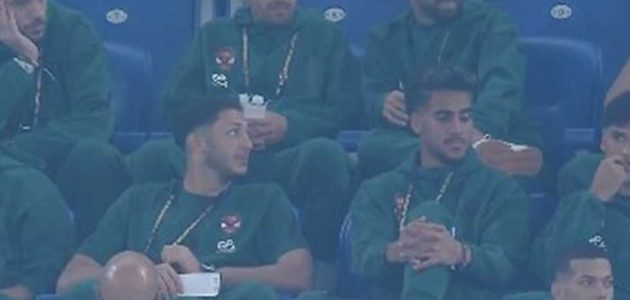 لاعبو الأهلي يتابعون مباراة باتشوكا ضد بوتافوجو من الملعب (فيديو)