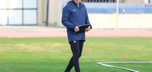 «الكورة مفيهاش كبير».. رسالة على ماهر للاعبي المصري قبل مباراة الأهلي