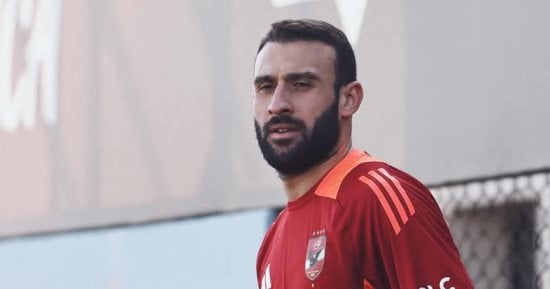 شاهد عمر كمال عبد الواحد يشارك في مران الأهلي مُرتدياً “دعامة”