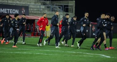 كولر يناقش مع معاونيه برنامج الأهلى لمواجهة شباب بلوزداد فى دورى الأبطال