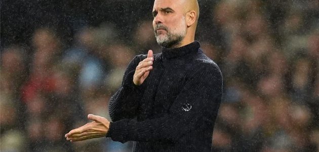 جوارديولا يوجه رسالة للاعب مانشستر سيتي: عليك القتال للعب أساسيًا