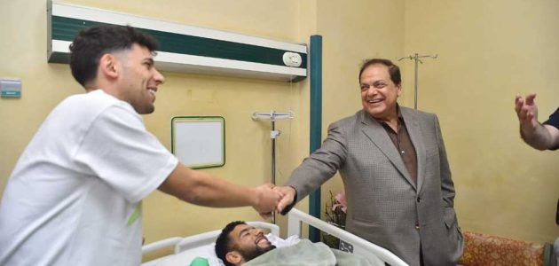 محمد أبو العنين يزور القندوسي في المستشفي بعد تعرضه للإصابة