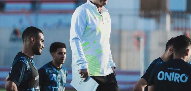 تفاصيل جلسة أيمن الرمادي مع لاعبي الزمالك استعدادًا لمواجهة فاركو