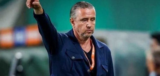 حقيقة تعاقد الزمالك مع المدرب الروماني لاورينتو ريجيكامب.. مصدر يجيب